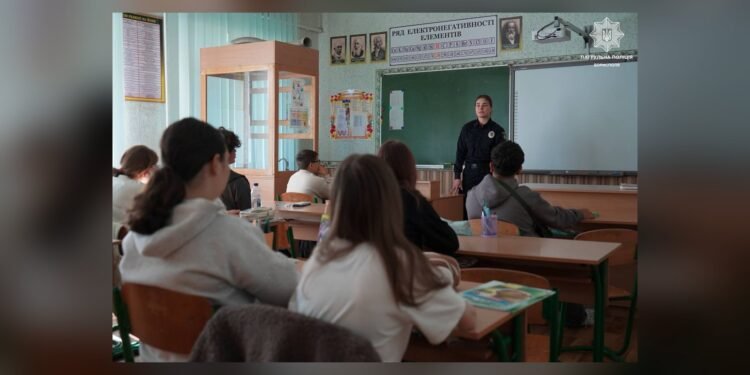 Патрульні Борисполя провели для школярів заняття з безпеки